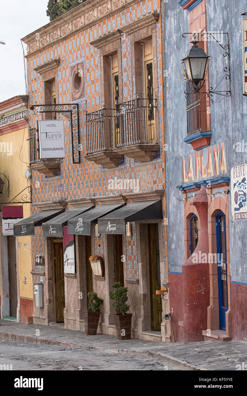 1 mars 2016 Bernal, Mexique : l'architecture coloniale colorée dans le centre historique de la ville touristique populaire Banque D'Images