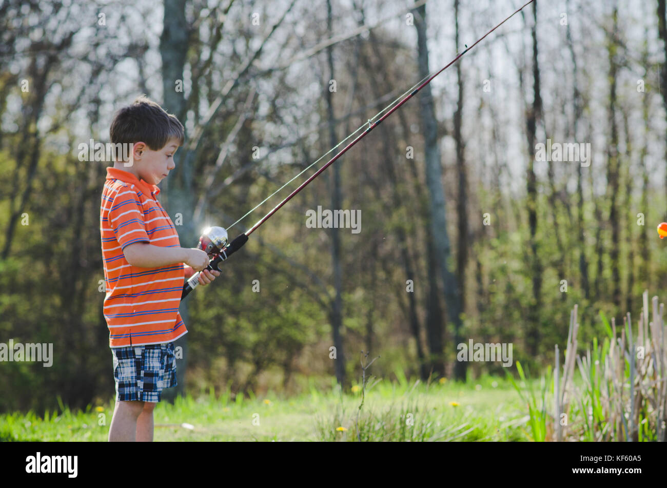 5-6 ans garçon de pêche d'un étang en été. Banque D'Images