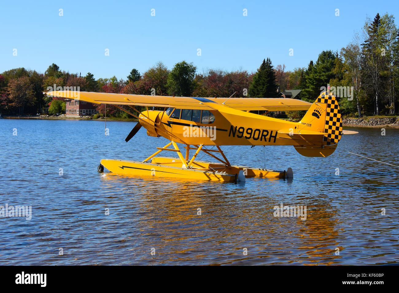 2005 jaune vif Cub Crafters hydravion parqué sur le village plage de spéculateur, NY. Banque D'Images