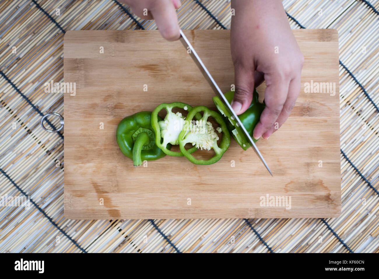Coupe femme capsicum sur une planche à découper en bois Banque D'Images