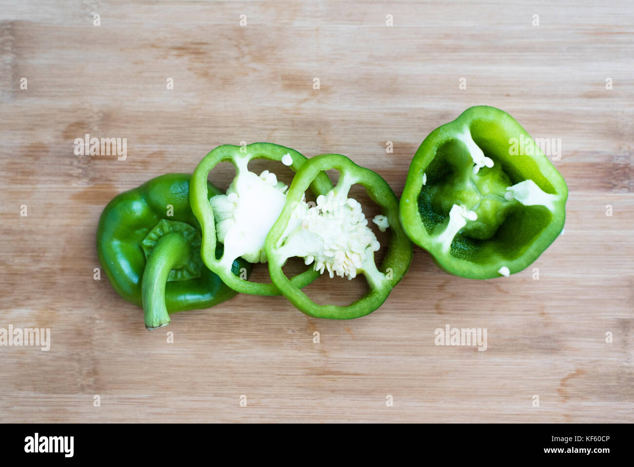 Capsicum sur une planche à découper en bois Banque D'Images