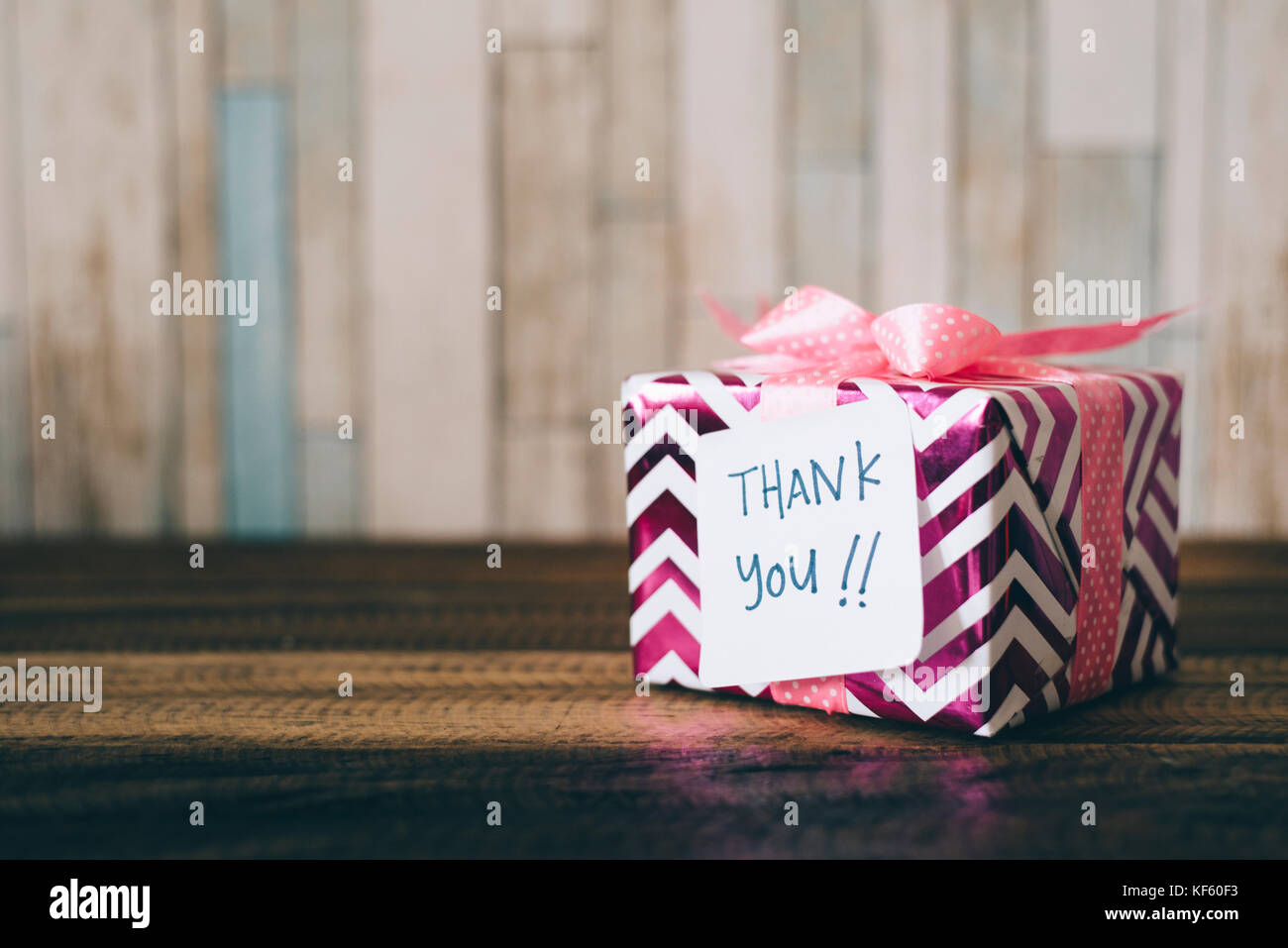 Présent / cadeau avec une note de remerciement manuscrite. merci note sur un don / présent. merci carte avec copie espace. Banque D'Images
