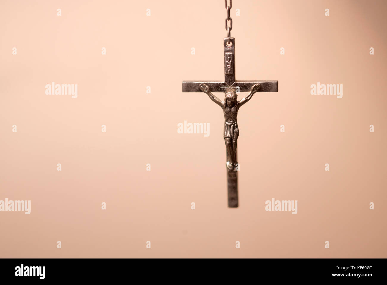 Crucifix suspendu à une petite chaîne Banque D'Images