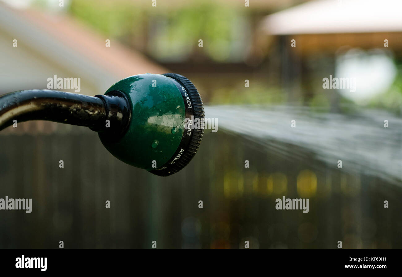 Tuyau de jardin pulvérisateur pulvérisation buse multi-l'eau à l'extérieur Banque D'Images