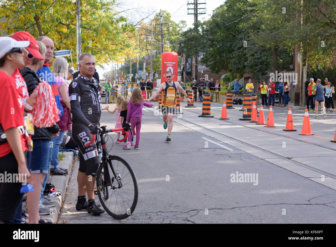 Toronto, Ontario/Canada - oct 22, 2017 : Simon passe le marathon 33km point de retour et offre aux enfants de 5 ans à la haute 2017 Scotiabank Toronto wat Banque D'Images