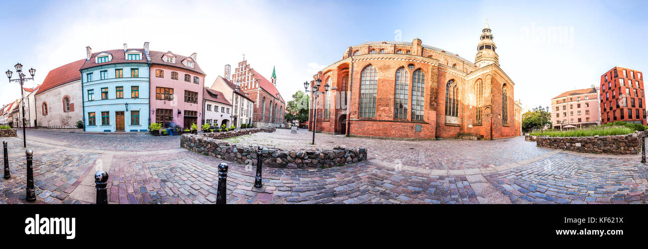 Petite place avec maisons anciennes près de l'église st. Peter, Riga Banque D'Images