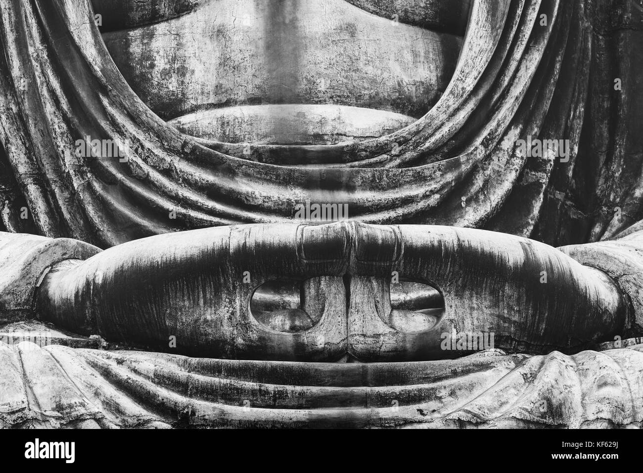 Gros plan du corps et mains d'maditating daibutsu (grand Bouddha Bouddha Amida) statue de kotokuin temple à Kamakura, tokyo. photo en noir et blanc. Banque D'Images