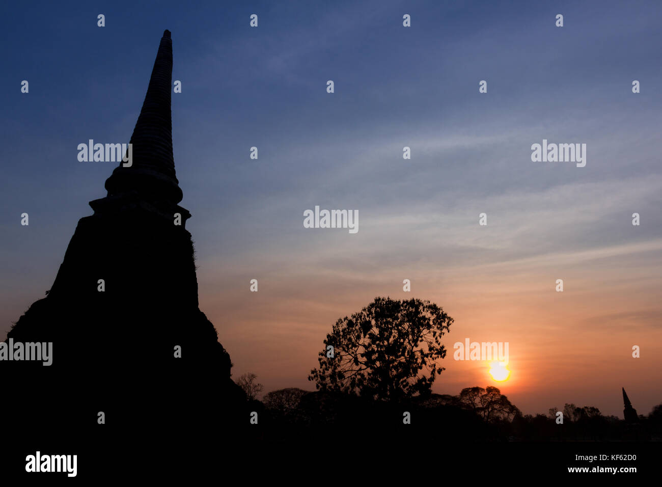 Silhouette pagode à ayutthaya historical park et magnifique coucher de soleil Ciel en ayuttyaya, province de la Thaïlande. Banque D'Images