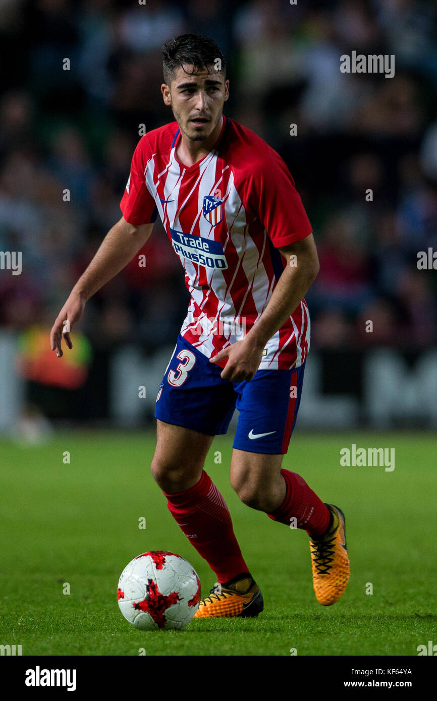 Elche, Espagne. 25 octobre 2017. Toni Moya de l'Atletico de Madrid avec le ballon pendant la coupe du Roi (Copa del Rey) espagnole de 32 match de football de première jambe entre Elche CF et Atletico de Madrid au stade Martinez Valero à Elche Credit: Sergio Lopez/Pacific Press/Alay Live News Banque D'Images