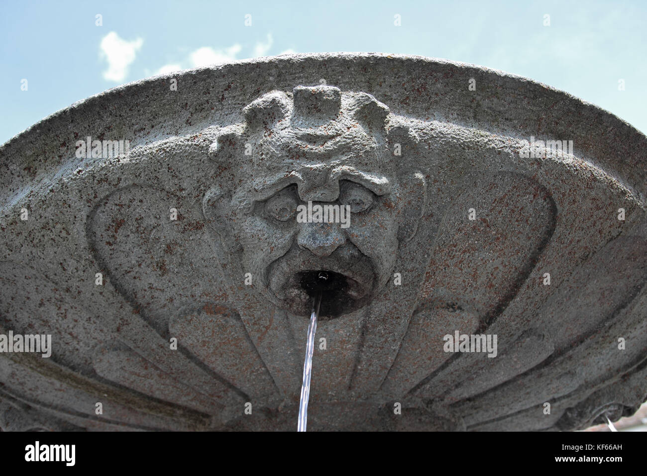 Fontaine de masque gothique en pierre à Oropa, Italie Banque D'Images