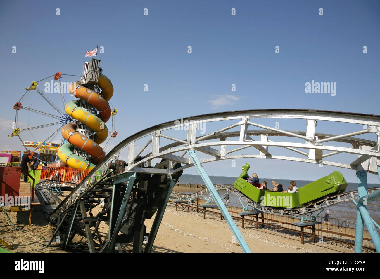 Grande roue, helter-skelter et montagnes russes sur la plage de Cleethorpes, Royaume-Uni. Banque D'Images