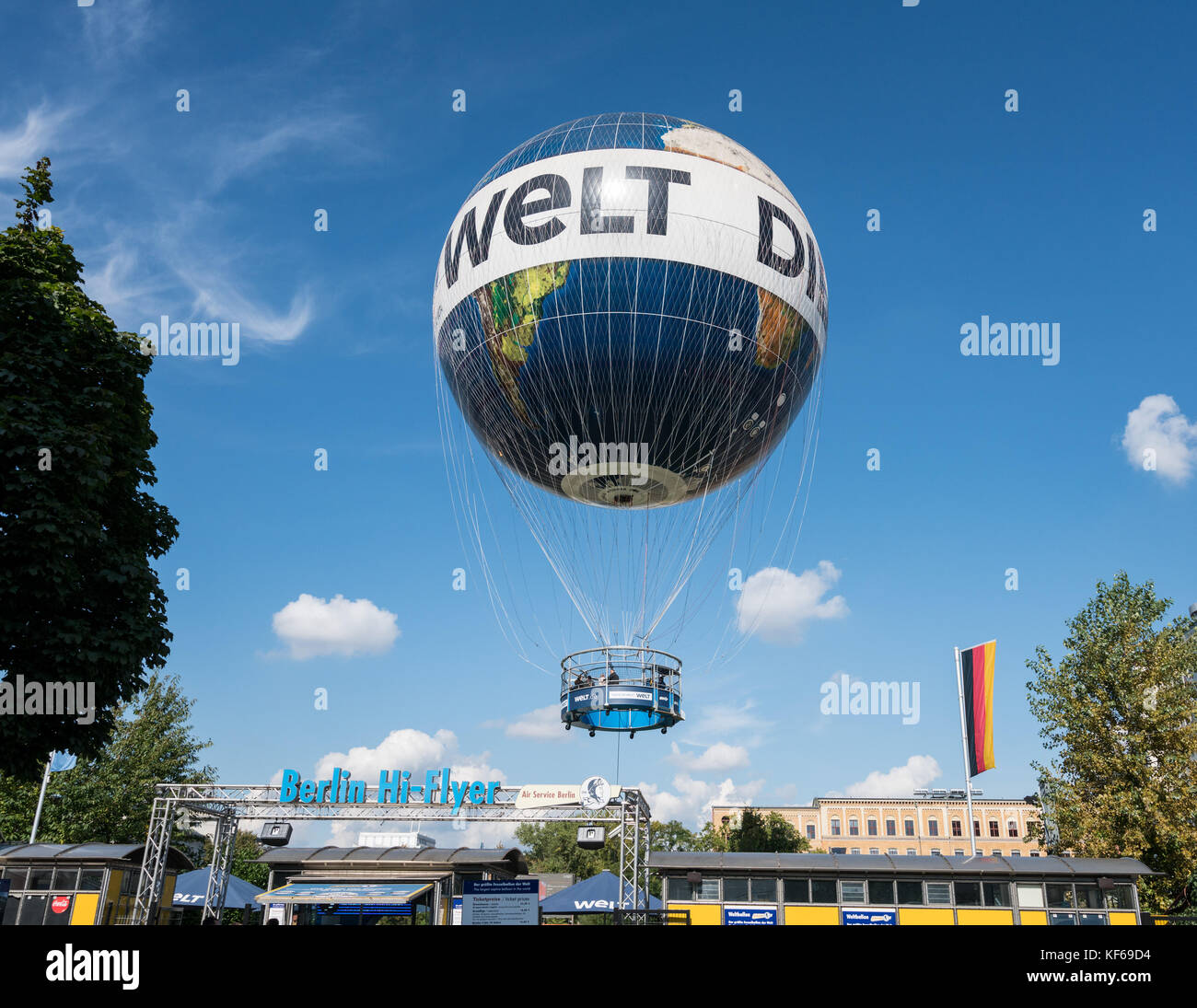 Die Welt Berlin Hi-Flyer balloon s'élève au-dessus de ville Banque D'Images