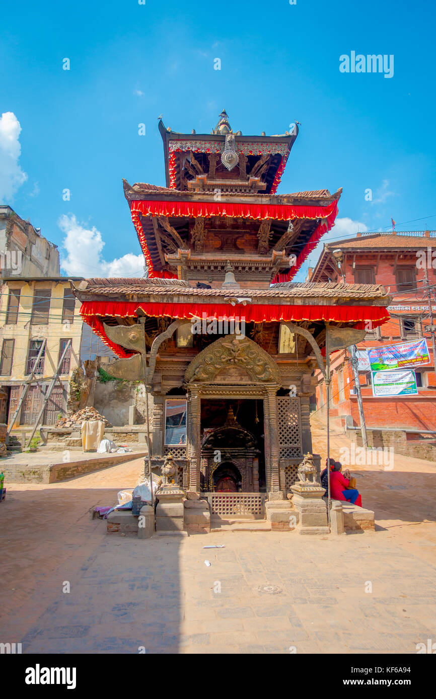 BHAKTAPUR, NÉPAL - 04 NOVEMBRE 2017 : ancien temple hindou dans la place Durbar à Bhaktapur, c'est la ville avec plus de temples pour la région Banque D'Images BHAKTAPUR, NÉPAL - 04 NOVEMBRE 2017 : ancien temple hindou dans la place Durbar à Bhaktapur, c'est la ville avec plus de temples pour la région Banque D'Images