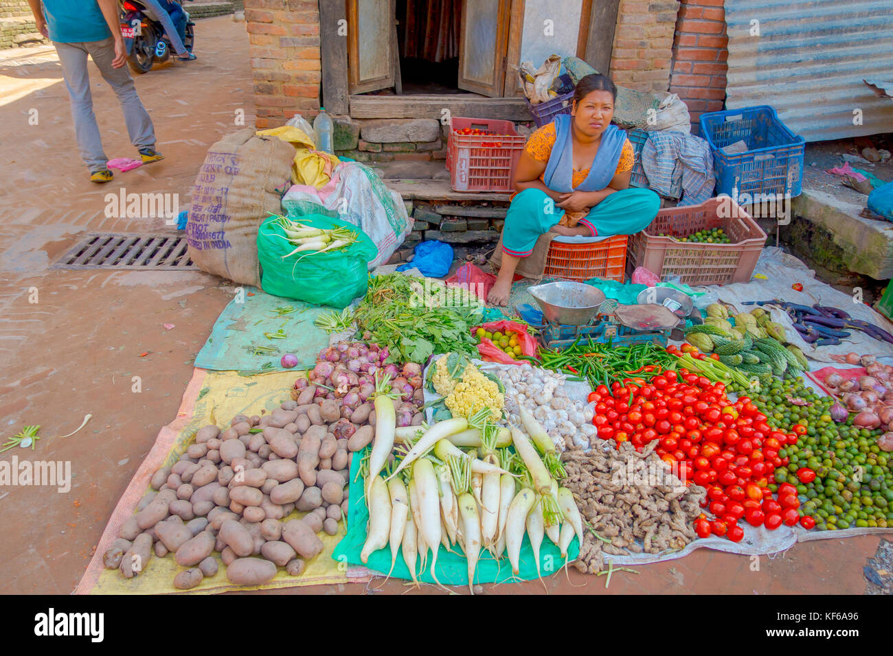 BHAKTAPUR, NÉPAL - 4 NOVEMBRE 2017 : vendeuse de rue. Vendeur de légumes et le propriétaire à Bhaktapur Népal. Chaque matin une bonne qualité de légume du vrai agriculteur. Au marché matinal de Bhaktapur vers 6-7 heures Banque D'Images BHAKTAPUR, NÉPAL - 4 NOVEMBRE 2017 : vendeuse de rue. Vendeur de légumes et le propriétaire à Bhaktapur Népal. Chaque matin une bonne qualité de légume du vrai agriculteur. Au marché matinal de Bhaktapur vers 6-7 heures Banque D'Images