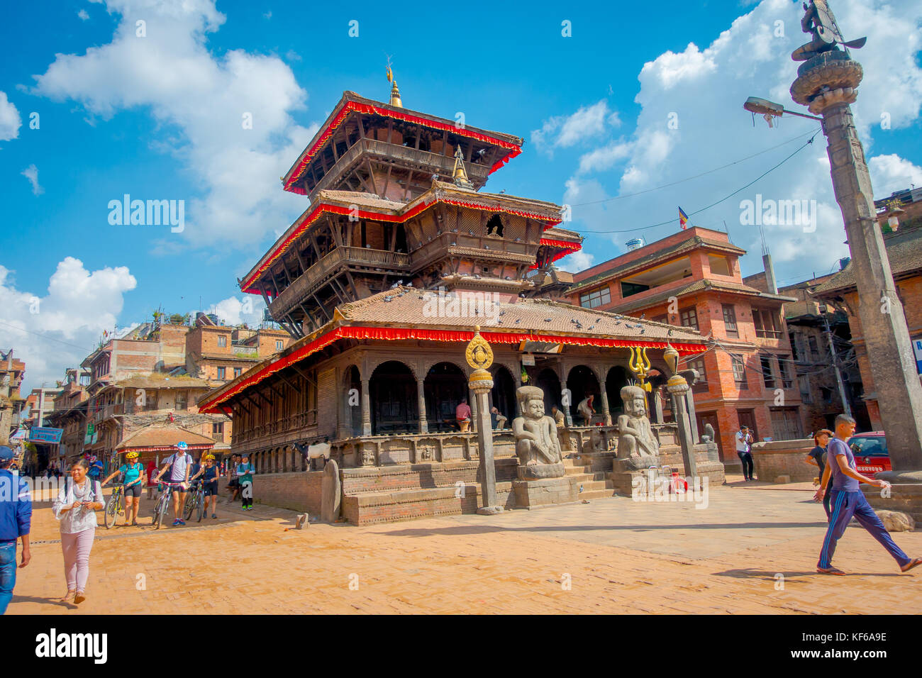 BHAKTAPUR, NÉPAL - 04 NOVEMBRE 2017 : des personnes non identifiées marchant dans l'ancien temple hindou sur la place Durbar à Bhaktapur, c'est la ville avec plus de temples pour la région Banque D'Images BHAKTAPUR, NÉPAL - 04 NOVEMBRE 2017 : des personnes non identifiées marchant dans l'ancien temple hindou sur la place Durbar à Bhaktapur, c'est la ville avec plus de temples pour la région Banque D'Images