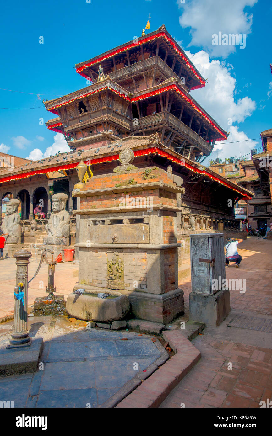 BHAKTAPUR, NÉPAL - 04 NOVEMBRE 2017 : des personnes non identifiées marchant dans l'ancien temple hindou sur la place Durbar à Bhaktapur, c'est la ville avec plus de temples pour la région Banque D'Images BHAKTAPUR, NÉPAL - 04 NOVEMBRE 2017 : des personnes non identifiées marchant dans l'ancien temple hindou sur la place Durbar à Bhaktapur, c'est la ville avec plus de temples pour la région Banque D'Images