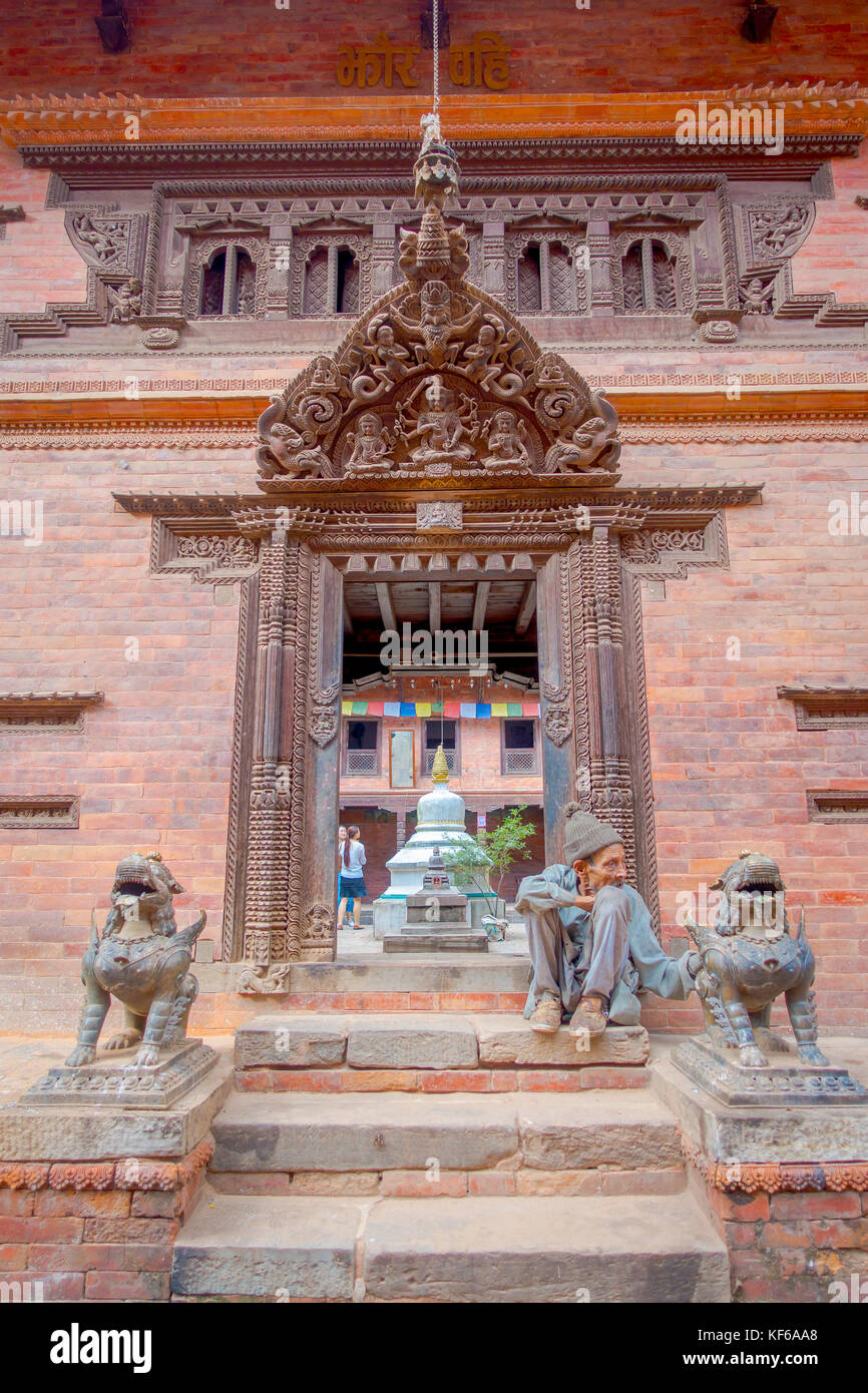 BHAKTAPUR, NÉPAL - 04 NOVEMBRE 2017 : homme non identifié assis dans l'entrée de l'ancien temple hindou sur la place Durbar à Bhaktapur, c'est la ville avec plus de temples pour la zone Banque D'Images BHAKTAPUR, NÉPAL - 04 NOVEMBRE 2017 : homme non identifié assis dans l'entrée de l'ancien temple hindou sur la place Durbar à Bhaktapur, c'est la ville avec plus de temples pour la zone Banque D'Images