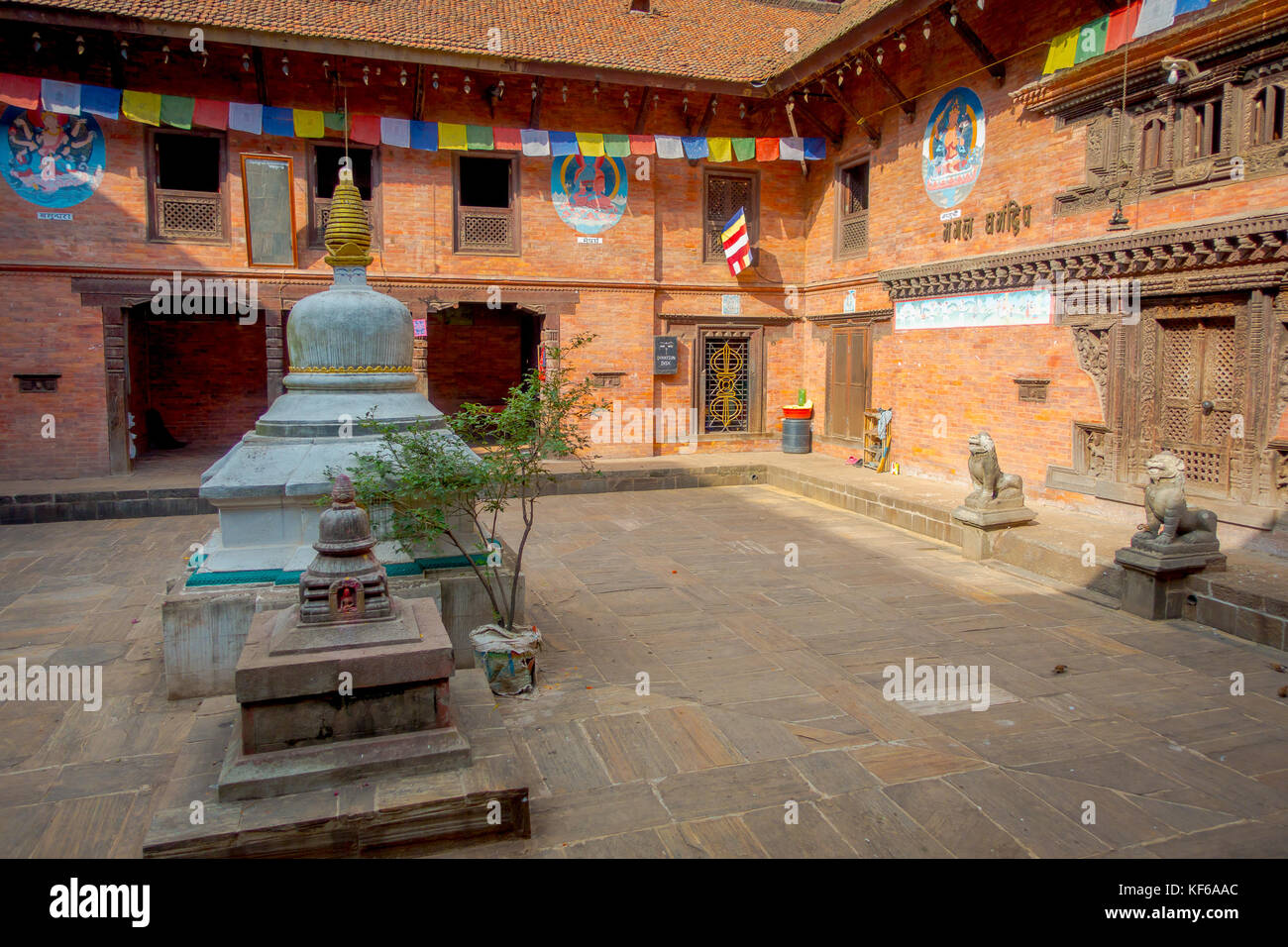 BHAKTAPUR, NÉPAL - 04 NOVEMBRE 2017 : vue intérieure à l'intérieur de l'ancien temple hindou dans la place Durbar à Bhaktapur, c'est la ville avec plus de temples pour la zone Banque D'Images BHAKTAPUR, NÉPAL - 04 NOVEMBRE 2017 : vue intérieure à l'intérieur de l'ancien temple hindou dans la place Durbar à Bhaktapur, c'est la ville avec plus de temples pour la zone Banque D'Images