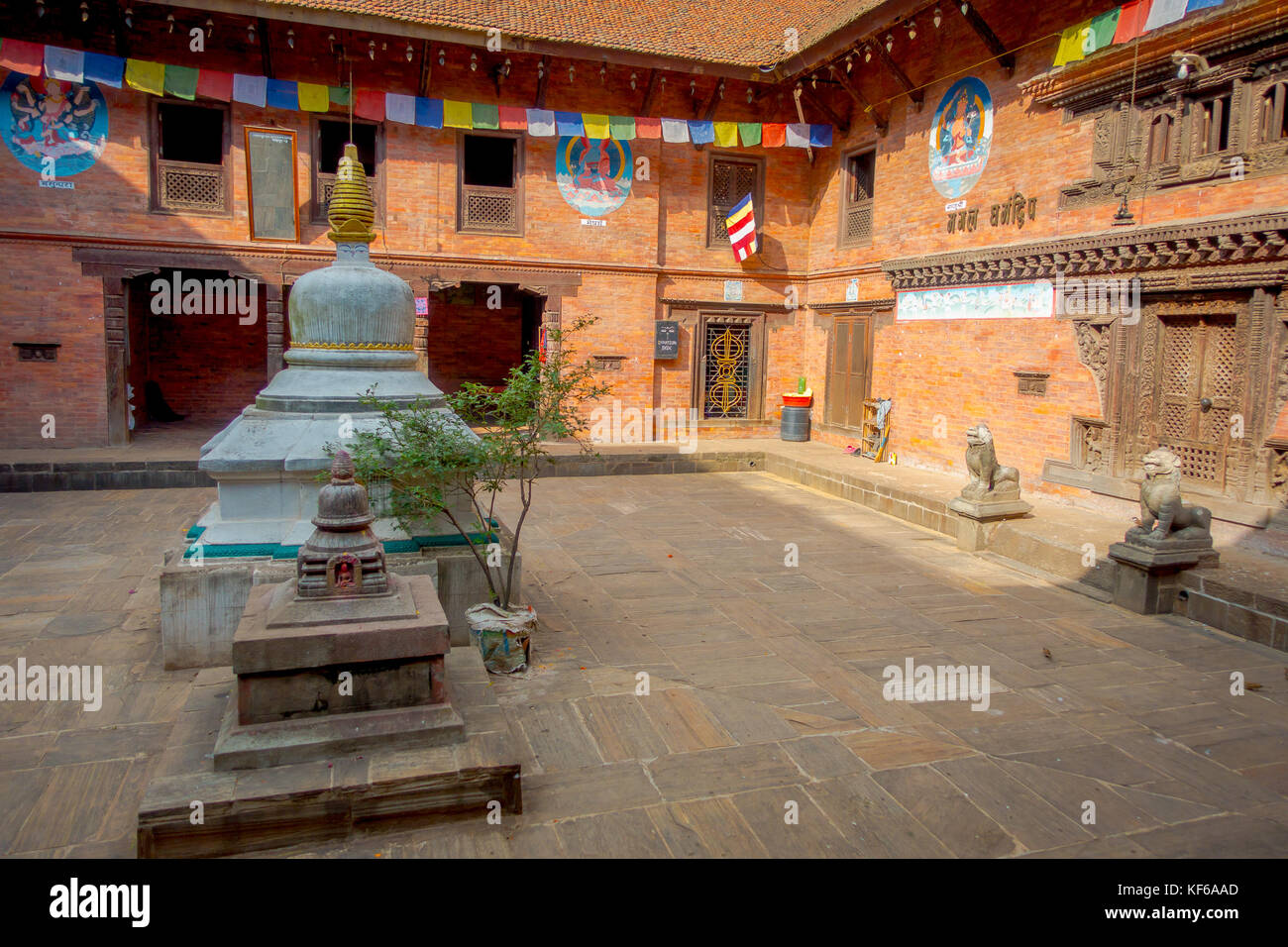 BHAKTAPUR, NÉPAL - 04 NOVEMBRE 2017 : vue intérieure à l'intérieur de l'ancien temple hindou dans la place Durbar à Bhaktapur, c'est la ville avec plus de temples pour la zone Banque D'Images BHAKTAPUR, NÉPAL - 04 NOVEMBRE 2017 : vue intérieure à l'intérieur de l'ancien temple hindou dans la place Durbar à Bhaktapur, c'est la ville avec plus de temples pour la zone Banque D'Images