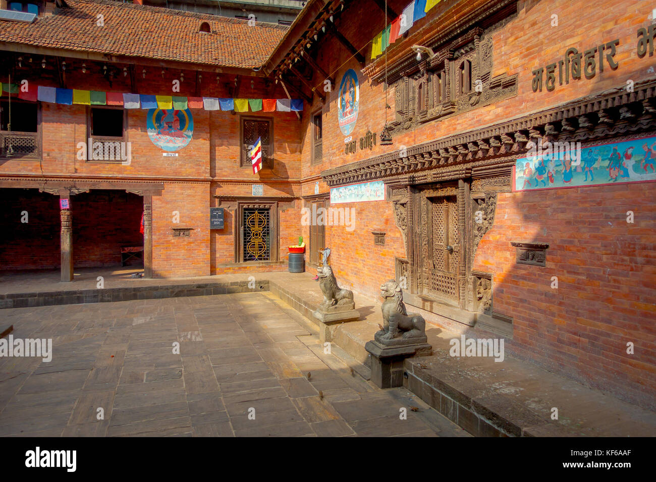 BHAKTAPUR, NÉPAL - 04 NOVEMBRE 2017 : vue intérieure à l'intérieur de l'ancien temple hindou dans la place Durbar à Bhaktapur, c'est la ville avec plus de temples pour la zone Banque D'Images BHAKTAPUR, NÉPAL - 04 NOVEMBRE 2017 : vue intérieure à l'intérieur de l'ancien temple hindou dans la place Durbar à Bhaktapur, c'est la ville avec plus de temples pour la zone Banque D'Images