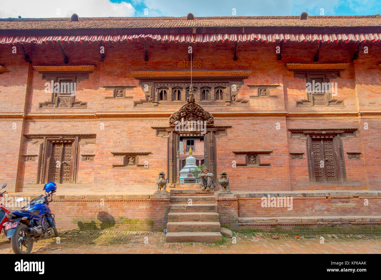 BHAKTAPUR, NÉPAL - 04 NOVEMBRE 2017 : homme non identifié assis dans l'entrée de l'ancien temple hindou sur la place Durbar à Bhaktapur, c'est la ville avec plus de temples pour la zone Banque D'Images BHAKTAPUR, NÉPAL - 04 NOVEMBRE 2017 : homme non identifié assis dans l'entrée de l'ancien temple hindou sur la place Durbar à Bhaktapur, c'est la ville avec plus de temples pour la zone Banque D'Images