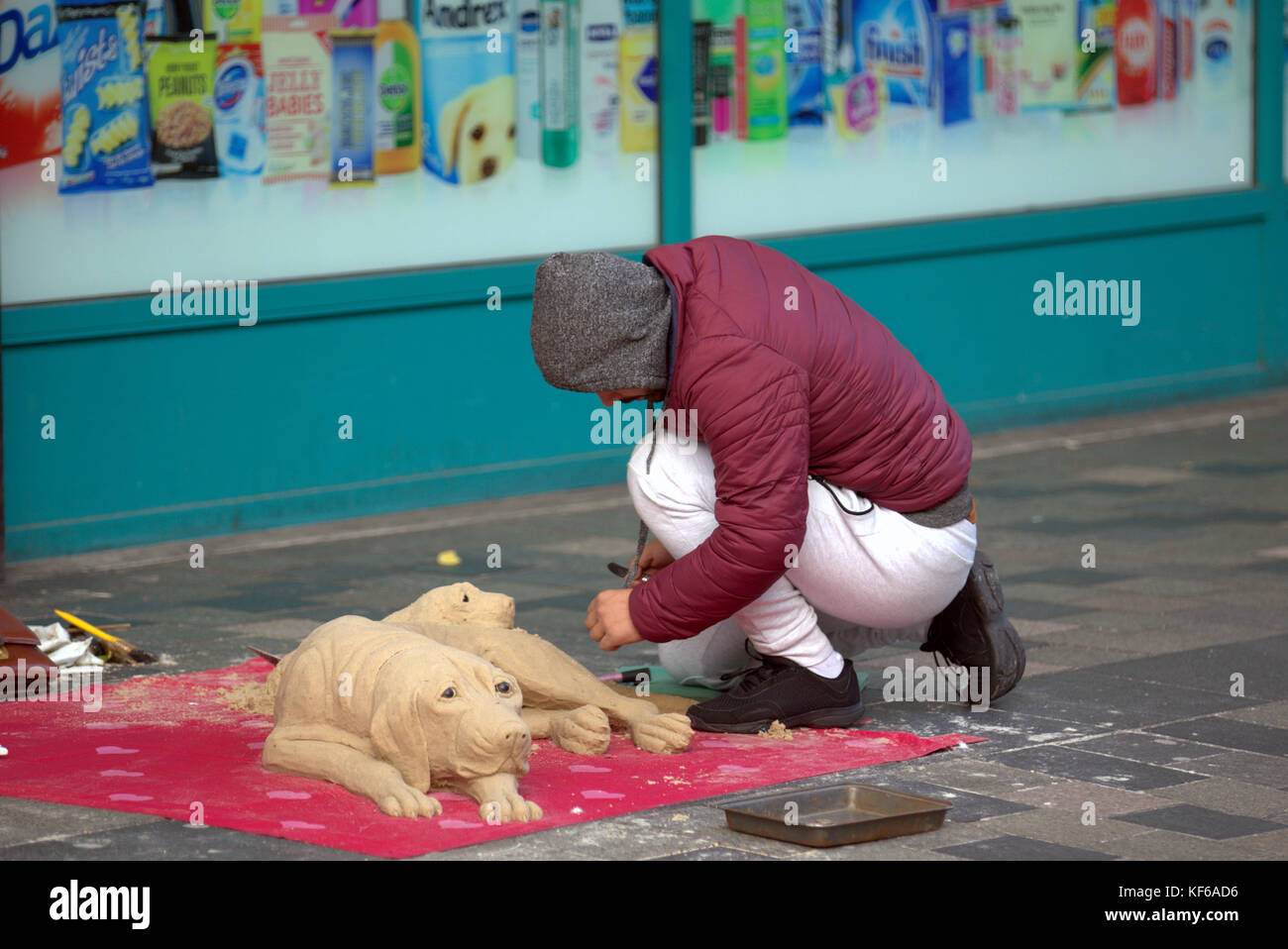 Demandeur d'asile des réfugiés mendiant sculpteur sculpture statue chien sable Sauchiehall Street Glasgow uk Banque D'Images