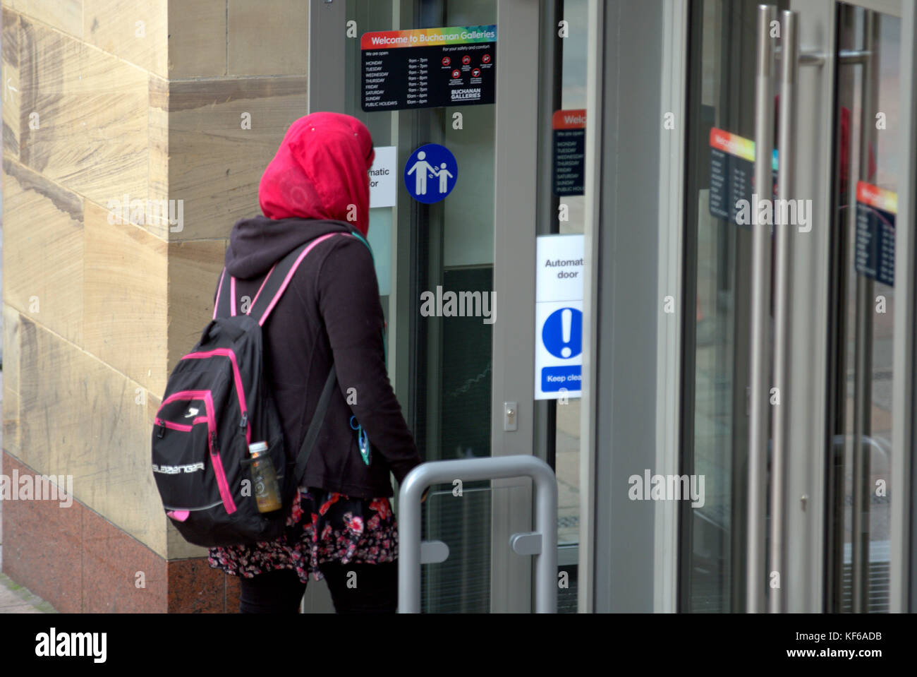 Femme musulmane fille dans la tête foulard marchant sur la rue de la ville Glasgow, Écosse, Royaume-Uni hijab foulards Banque D'Images