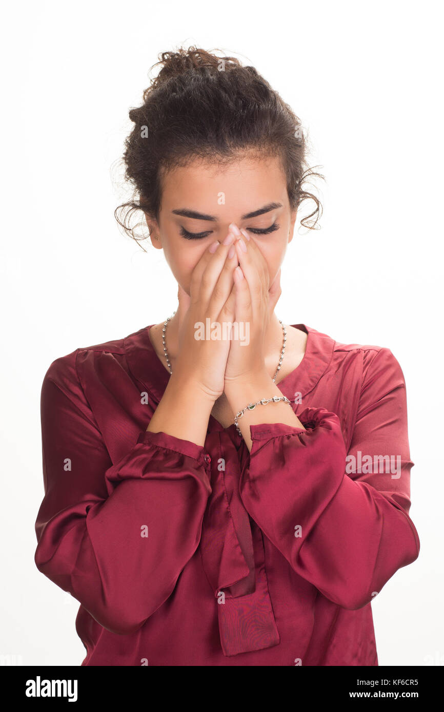 Jeune femme mains couvrant la bouche et le nez sur un fond blanc. Banque D'Images