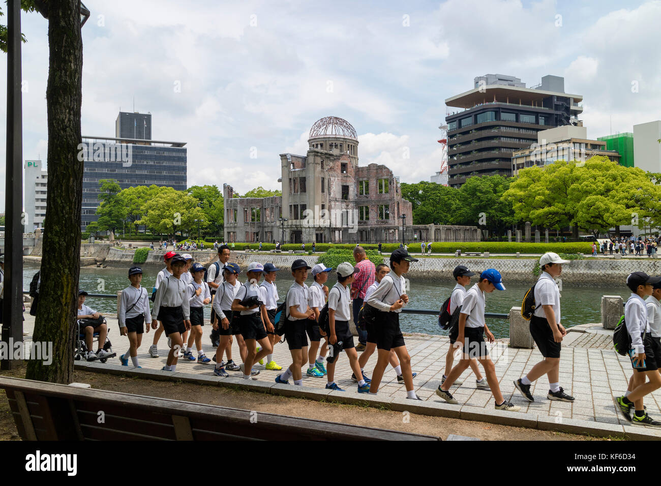 Hiroshima, Japon - 25 mai 2017 : groupe d'étudiants marchant dans le parc commémoratif de la paix, Hiroshima avec le dôme de bombe A en arrière-plan Banque D'Images