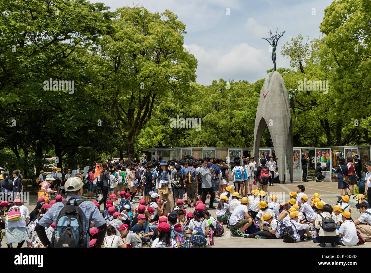 Hiroshima, Japon - 25 mai 2017 : les élèves rassemblement à la children's peace monument à la mémoire de victimes des bombardements Banque D'Images