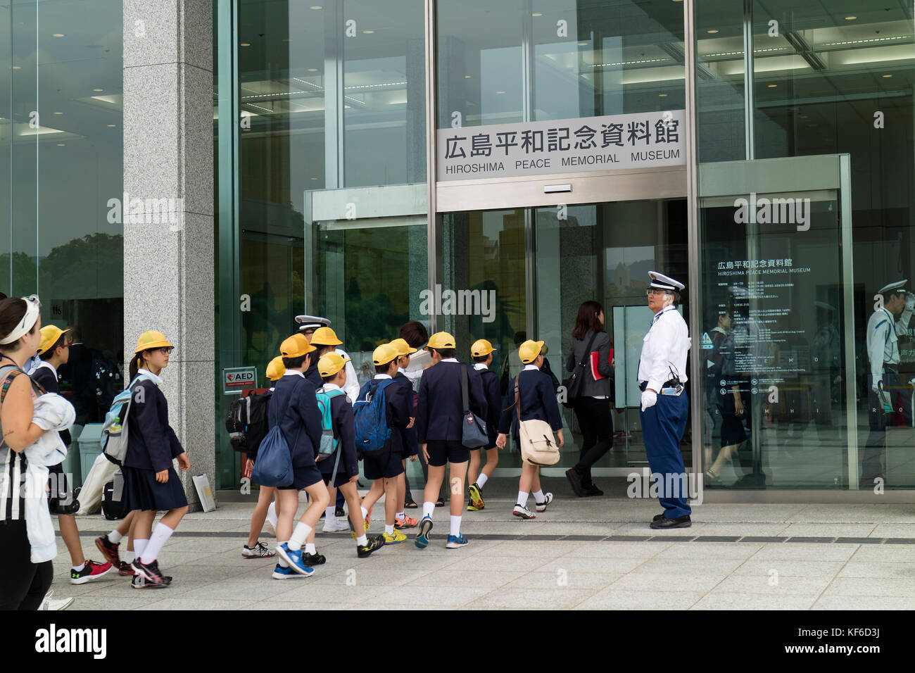 Hiroshima, Japon - 25 mai 2017:groupe d'élèves entrant dans l'hiroshima Peace Memorial Museum de Peace Memorial Park Banque D'Images