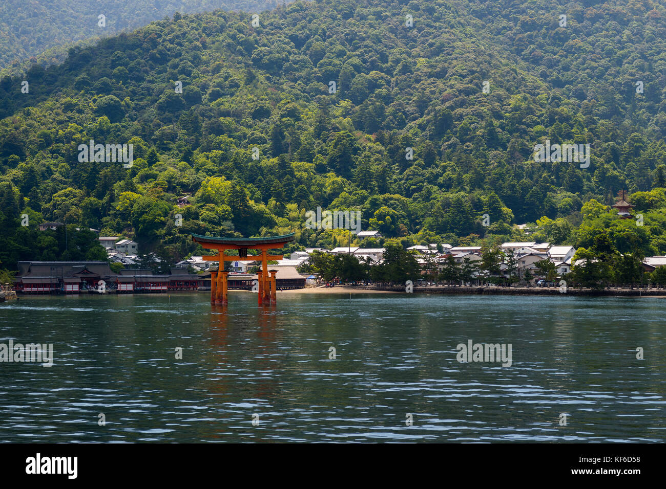 Miyajima - Japon, 26 mai 2017 : rouge torii du sanctuaire d'Itsukushima dans la mer près de Miyajima Banque D'Images