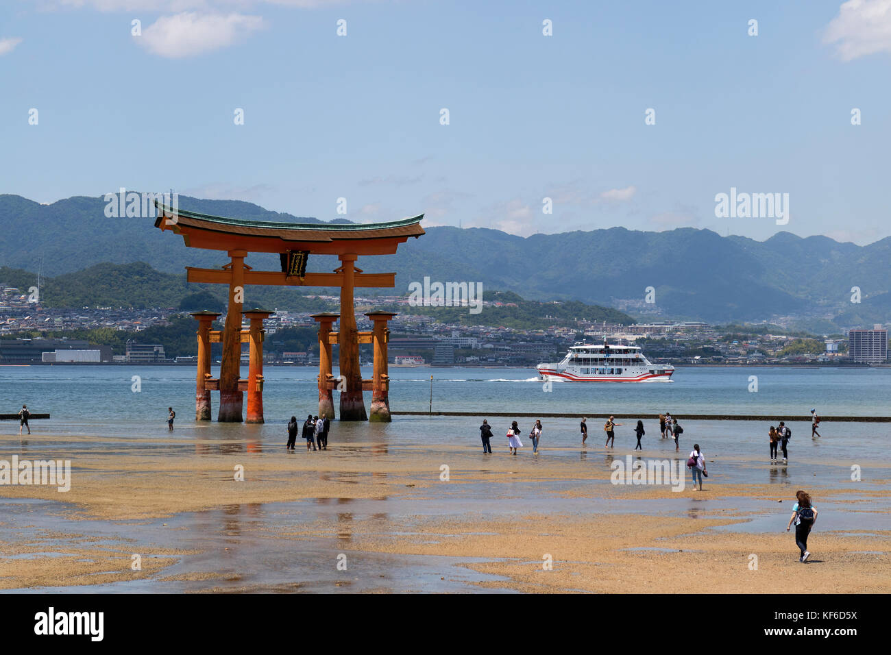 Miyajima - Japon, 26 mai 2017 : rouge torii du sanctuaire d'Itsukushima dans la mer à marée basse près de Miyajima Banque D'Images