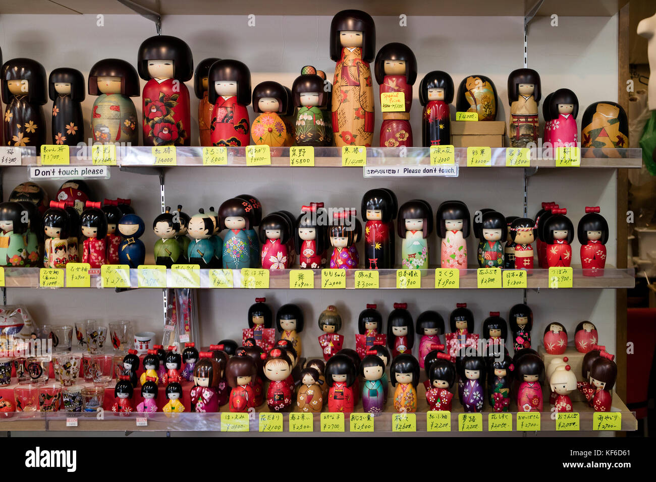 Miyajima, Japon - 26 mai 2017 : poupées traditionnelles japonaises kokeshi en bois en vente en souvenir Banque D'Images