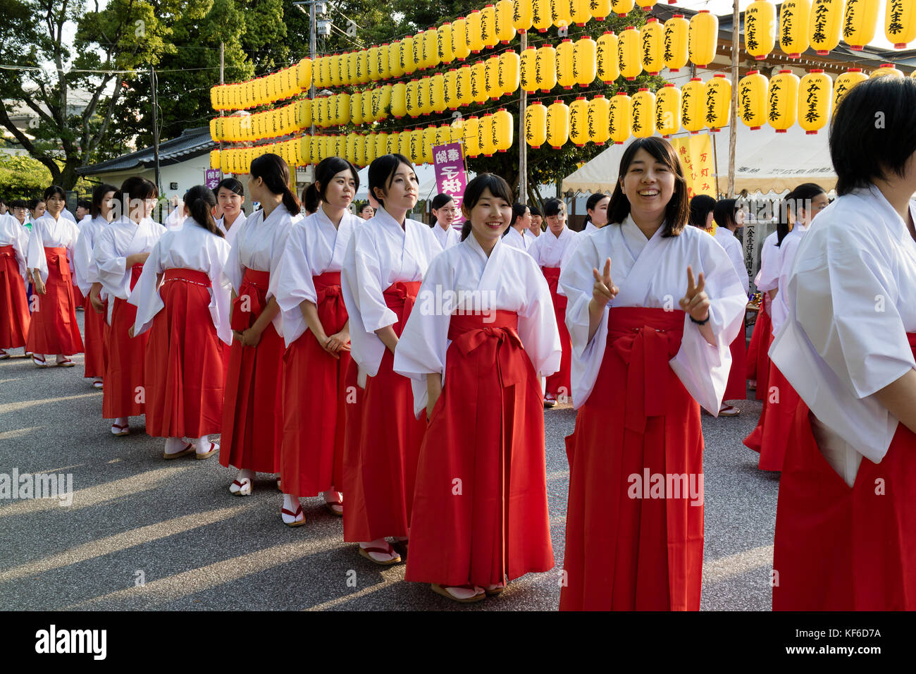 Hiroshima, Japon - 27 mai 2017 : mantō mitama matsuri à l'hiroshima gokoku-jinja, le spectacle de danse par les jeunes filles de culte 100 li lanterne Banque D'Images
