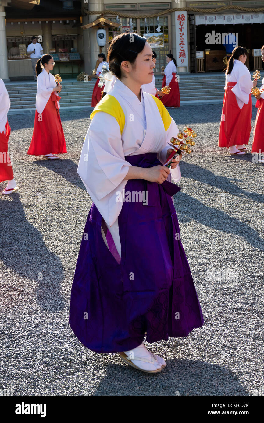 Hiroshima, Japon - 27 mai 2017 : mantō mitama matsuri à l'hiroshima gokoku-jinja, le spectacle de 100 culte maidens danse avec cloches, s Banque D'Images