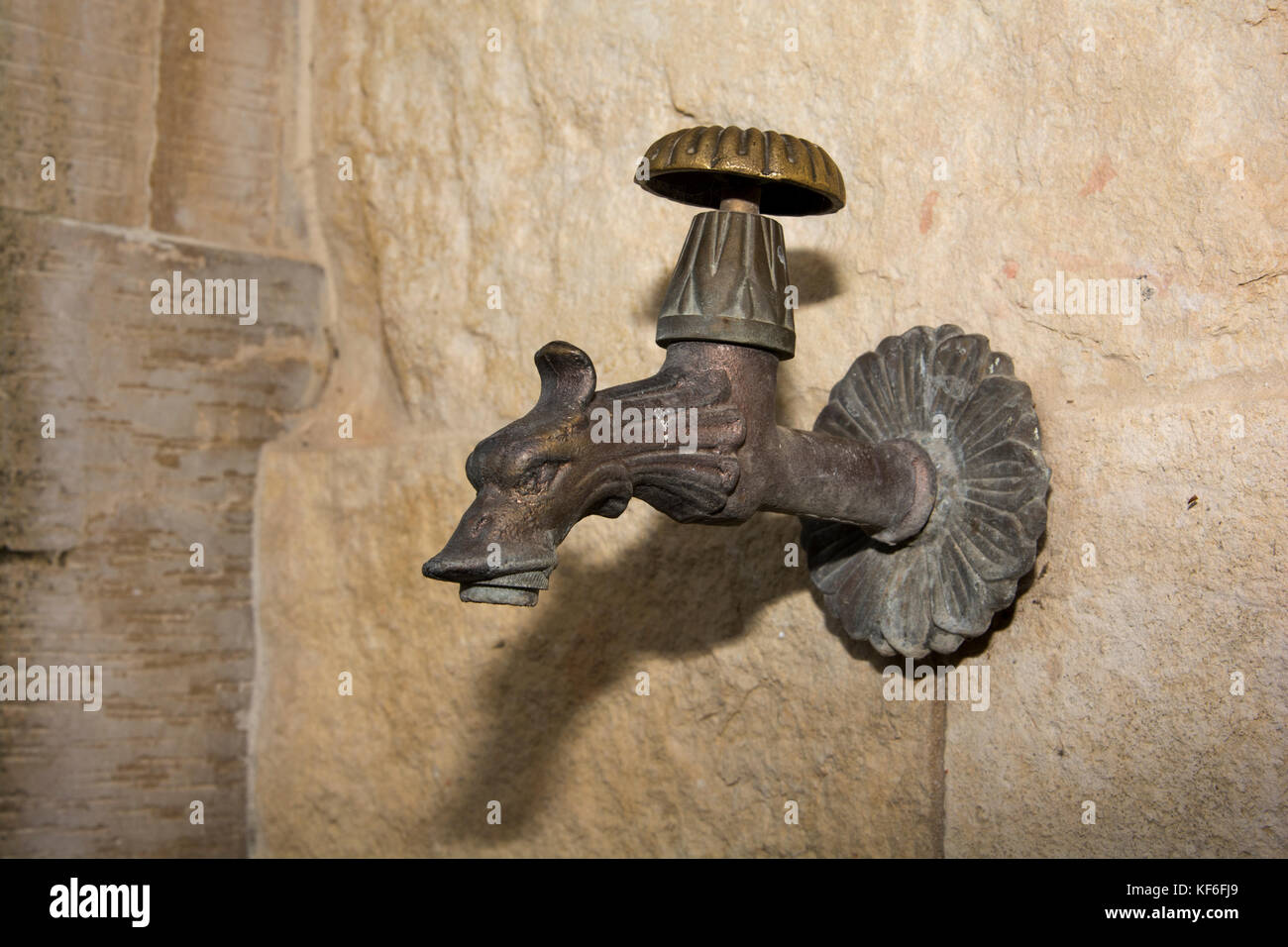 Un robinet d'eau à la fontaine dans le village de montagne Myriokefala. Banque D'Images