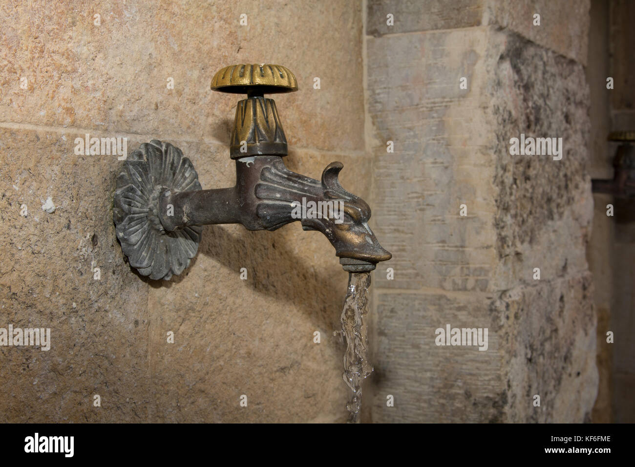 Un robinet d'eau à la fontaine dans le village de montagne Myriokefala. Banque D'Images