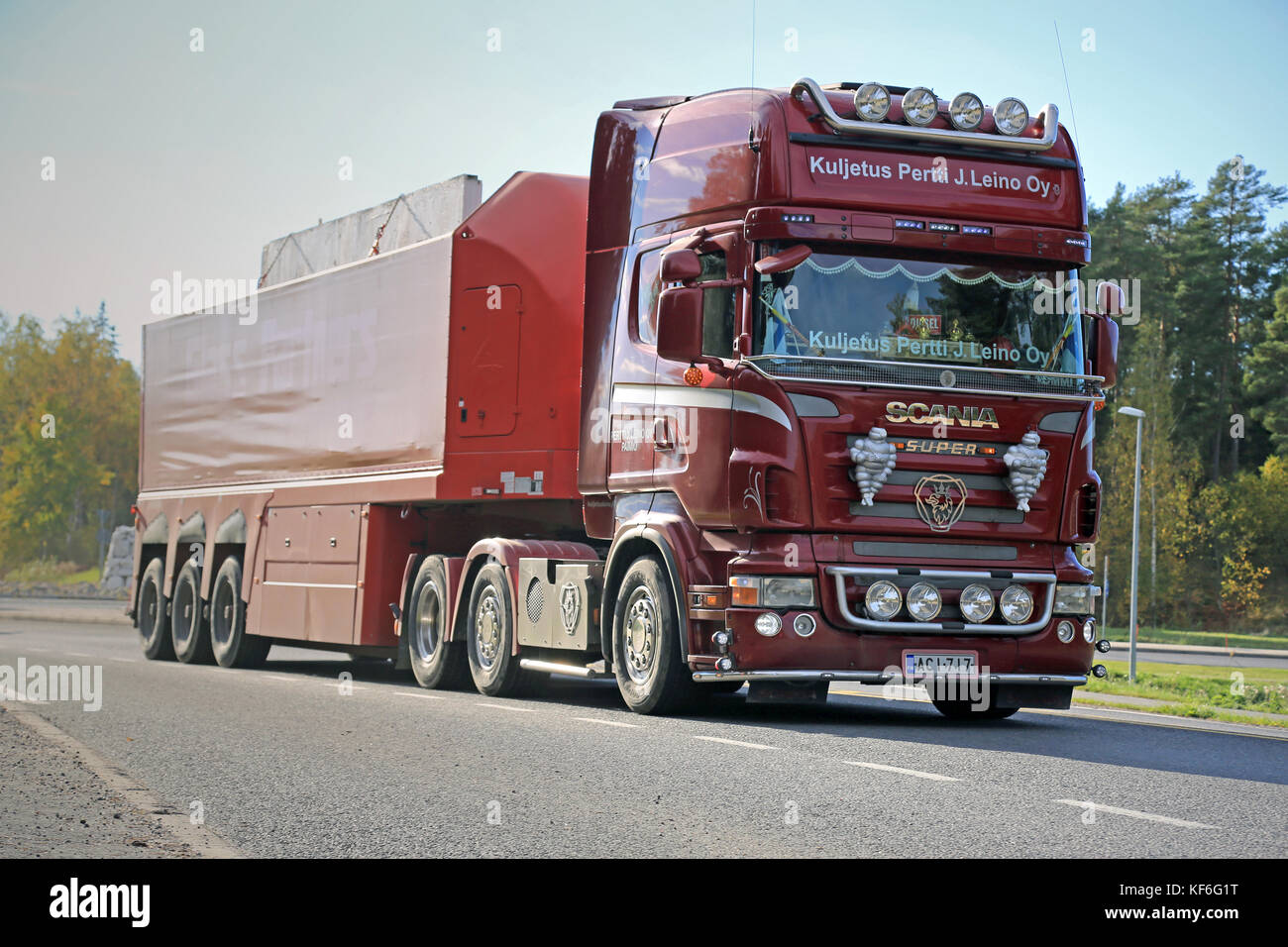 Parainen, Finlande - le 9 octobre 2015 : Scania rouge dalles de béton semi parcours dans le sud de la Finlande. une dalle de béton est élément structurel commun moderne de Banque D'Images