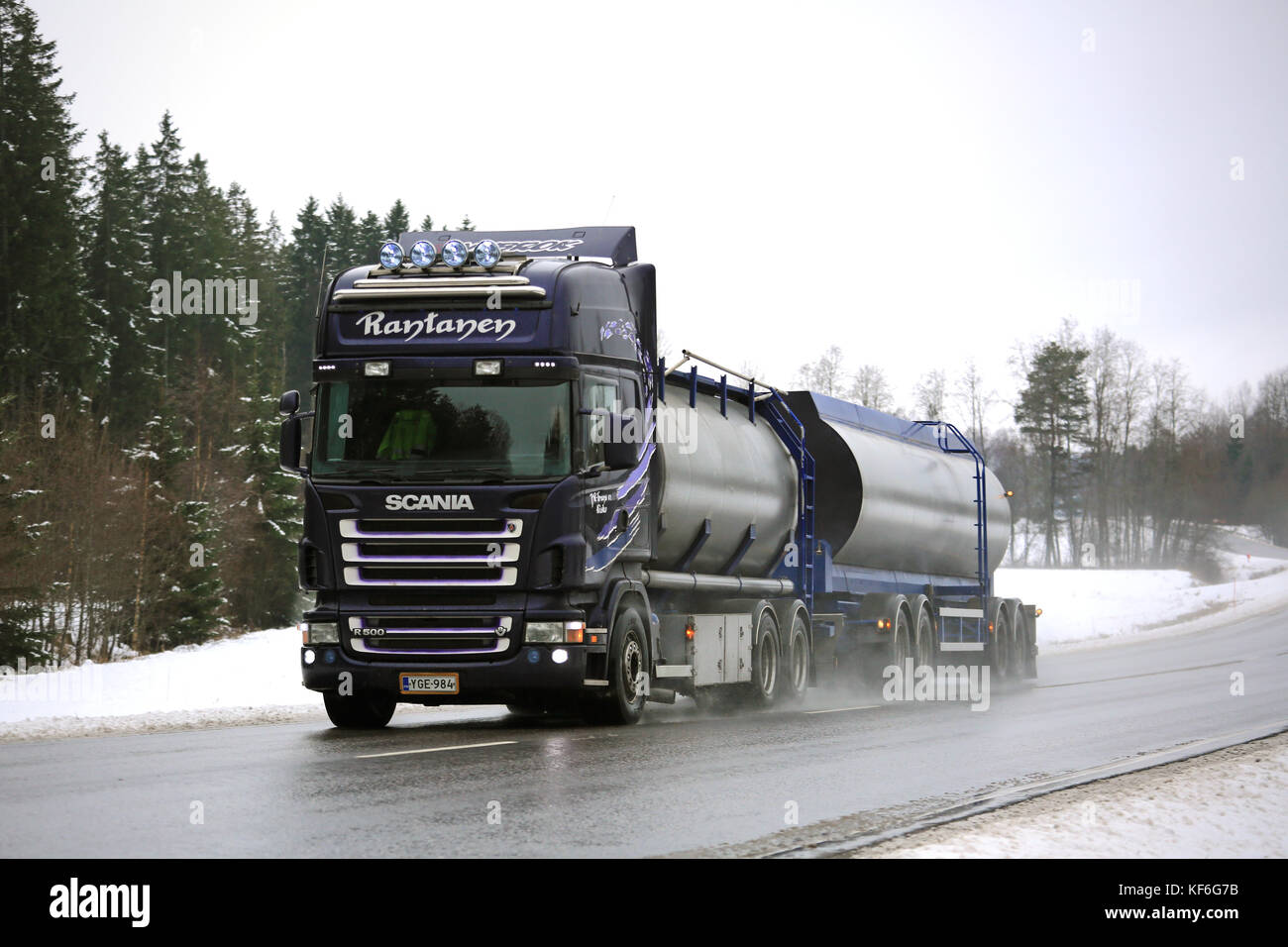 Salo, Finlande - le 14 février 2016 : purple scania r500 camion citerne sur la route dans le sud de la Finlande à la température proche de zéro. sur les routes finlandaises, sodium ch Banque D'Images