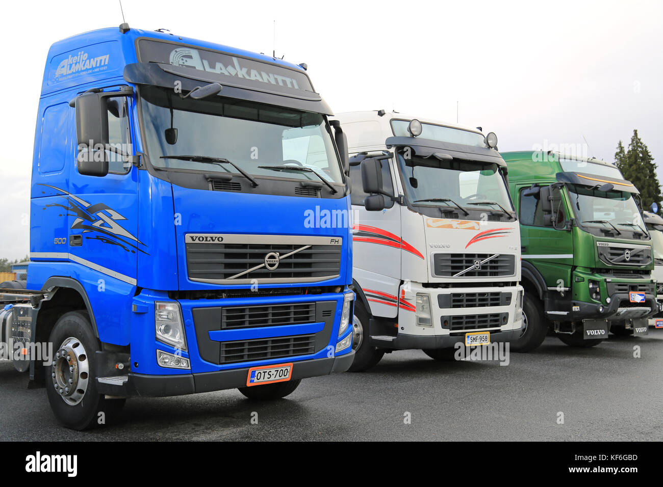 Lieto, Finlande - le 14 novembre 2015 : formation de trois camions Volvo utilisé comme vu sur la Volvo Truck Centre d'entraînement de démonstration de Turku et tire service événement. Banque D'Images