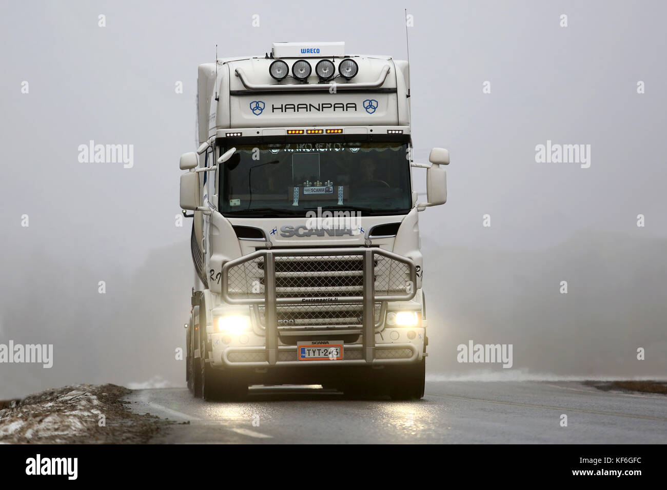 Salo, Finlande - février 7, 2016 : white scania r500 camion citerne sur la route dans un épais brouillard dans le sud de la Finlande. conditions météorologiques finlandais Banque D'Images