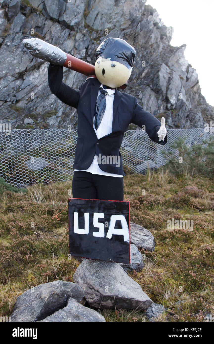 Un missile anti-protestation Donald Trump s le long de l'A836 chaussée près des régions éloignées du nord du hameau de swordly écossais dans le comté de Sutherland, Highlands écossais. mai 25, 2017. Banque D'Images