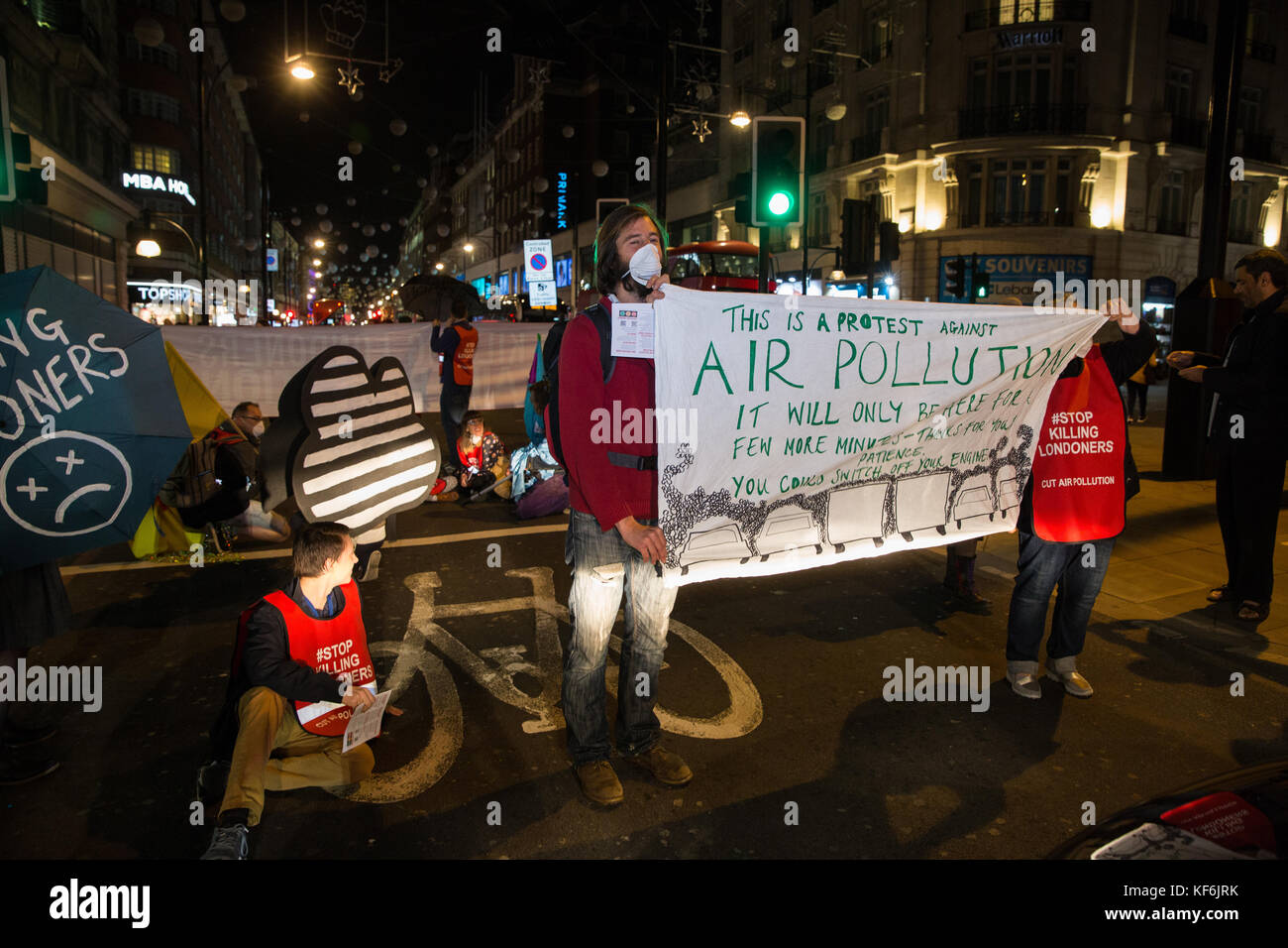 Londres, Royaume-Uni. 25 octobre, 2017 des militants de l'environnement. arrêter de tuer les habitants de London à bloquer une route de campagne à Marble arch à exiger une attention urgente pour prévenir des décès prématurés de la pollution de l'air. crédit : mark kerrison/Alamy live news Banque D'Images