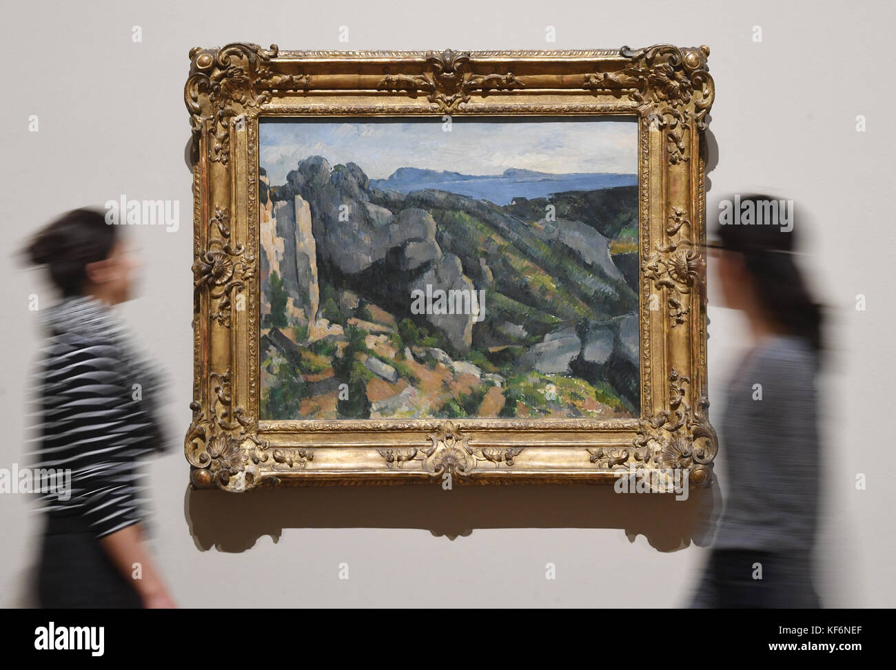 Karlsruhe, Allemagne. 25 octobre 2017. La pièce 'falaises près de L'Estaque' de Paul Cezanne, créée 1879-1882/1885, exposée à la Galerie d'art de Karlsruhe, Allemagne, le 25 octobre 2017. L'image fait partie de l'exposition 'Cézanne. Metamorphoses', qui se déroulera du 28 octobre au 11 février 2018. Crédit : Uli Deck/dpa/Alamy Live News Banque D'Images