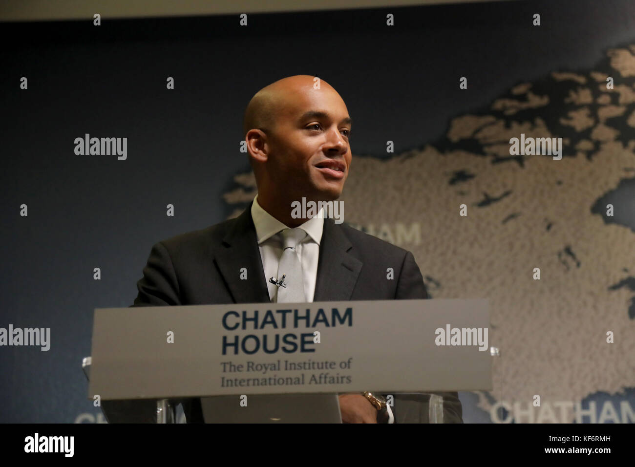 Londres, Royaume-Uni. 26Th Oct, 2017. Chuka Umunna, député et président du parti travailliste de vote laisser regarder, s'exprimant sur le rôle international pour le Royaume-Uni à la suite de l'Brexit, vote à la Chatham House à Londres le 26 octobre 2017. Credit : Dominic Dudley/Alamy Live News Banque D'Images