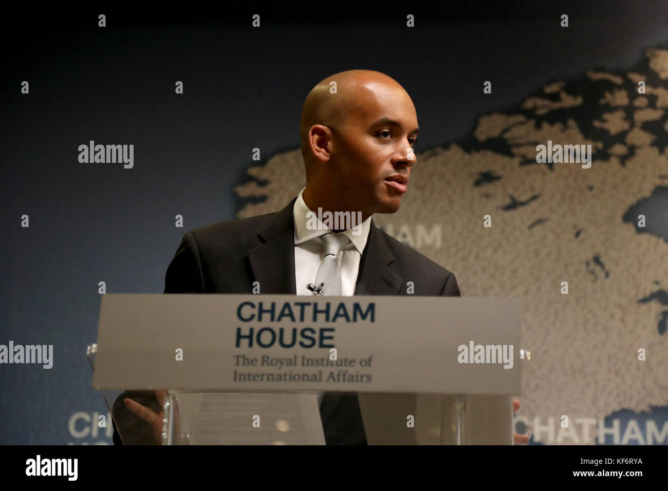 Londres, Royaume-Uni. 26Th Oct, 2017. Chuka Umunna, député et président du parti travailliste de vote laisser regarder, s'exprimant sur le rôle international pour le Royaume-Uni à la suite de l'Brexit, vote à la Chatham House à Londres le 26 octobre 2017. Credit : Dominic Dudley/Alamy Live News Banque D'Images