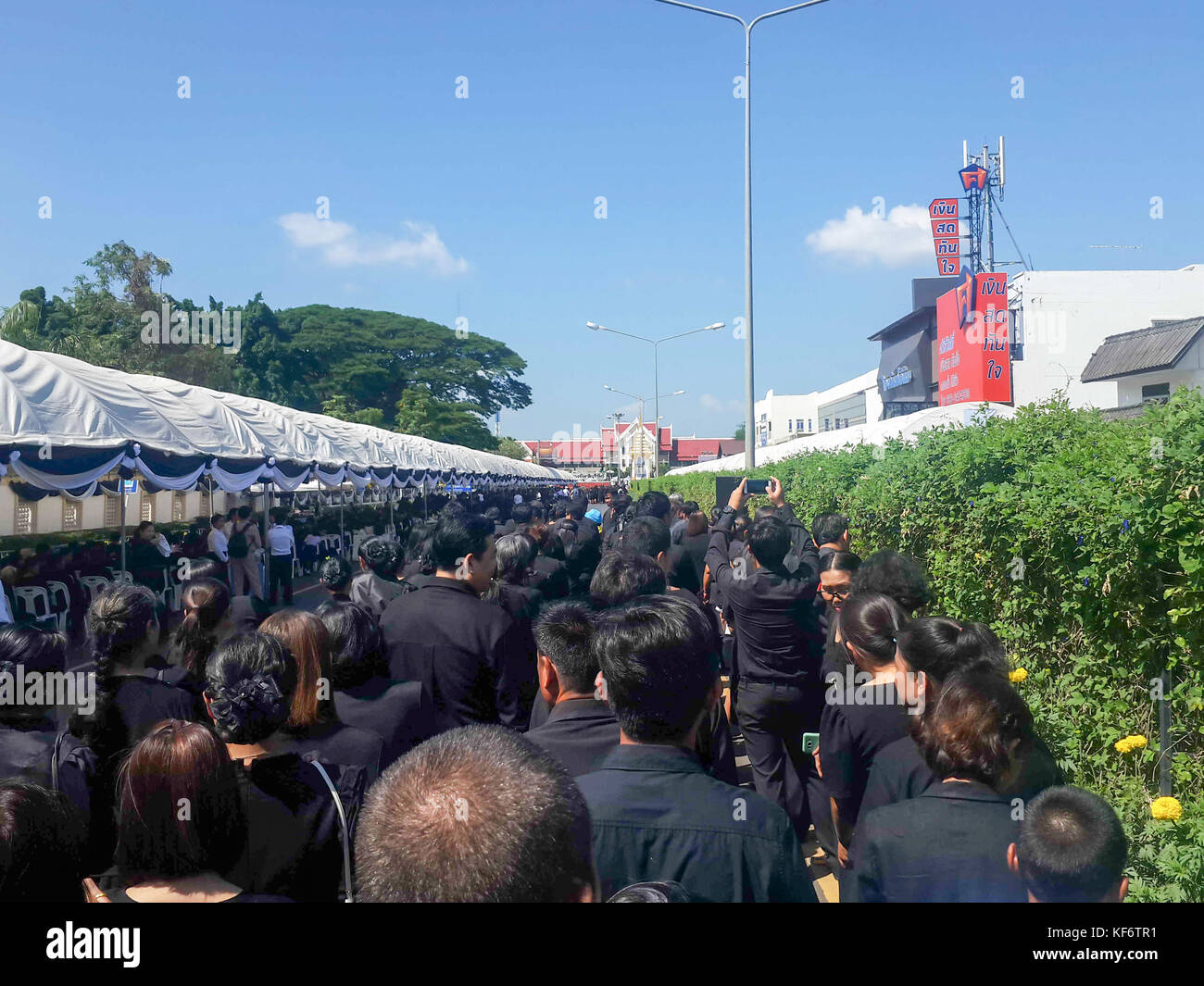 Tambon nai mueang, Thaïlande. 26Th oct, 2017. personnes déposent des fleurs en signe de respect pour la fin thai le roi Bhumibol Adulyadej à buriram city hall. chalermwut comemuang : crédit/Alamy live news Banque D'Images