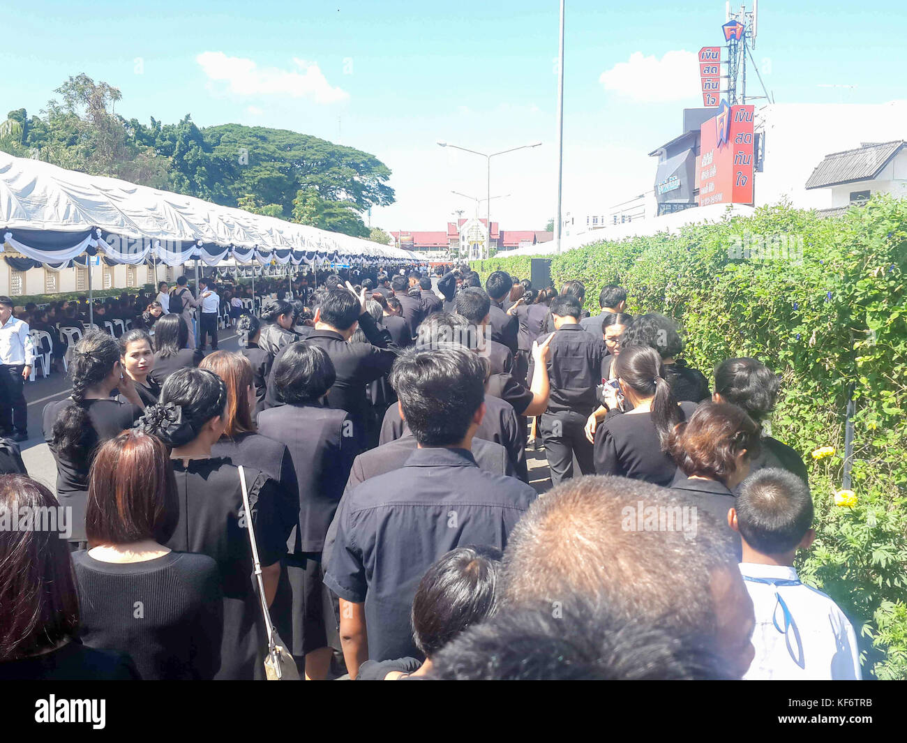 Tambon nai mueang, Thaïlande. 26Th oct, 2017. personnes déposent des fleurs en signe de respect pour la fin thai le roi Bhumibol Adulyadej à buriram city hall. chalermwut comemuang : crédit/Alamy live news Banque D'Images