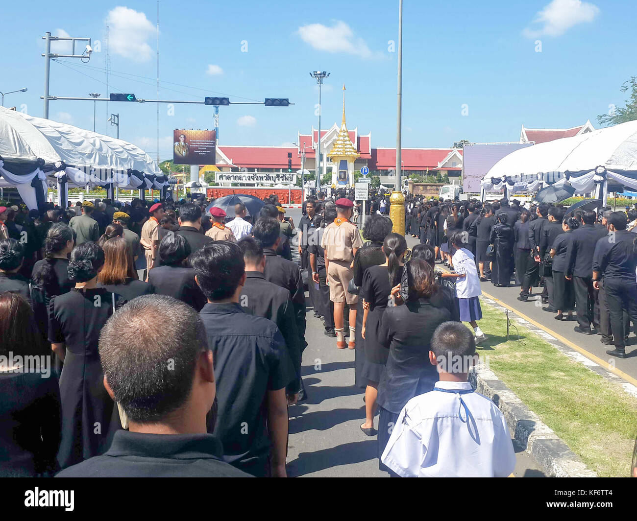 Tambon nai mueang, Thaïlande. 26Th oct, 2017. personnes déposent des fleurs en signe de respect pour la fin thai le roi Bhumibol Adulyadej à buriram city hall. chalermwut comemuang : crédit/Alamy live news Banque D'Images